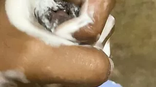 Indischer schmutziger Junge duscht und zeigt seinen Körper und seinen riesigen Schwanz