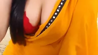Sexy desi bhabhi in yellow saree