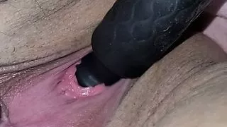 Hässliche fette Schlampe, die mit sich selbst spielt