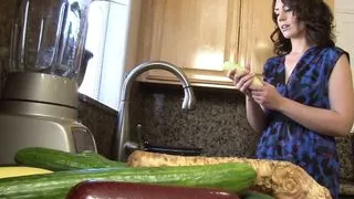 hausfrau steckt sich alles in die moese was sie findet