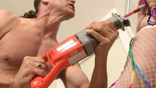 milf wird von ihrem neuen freund erwischt wie sie einen riesen dildo fickt