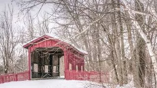 Ein starkes Gewitter hat diesen gutaussehenden Koreaner dazu gebracht, seinen schönen Schwanz im Waschraum des Büros zu spielen