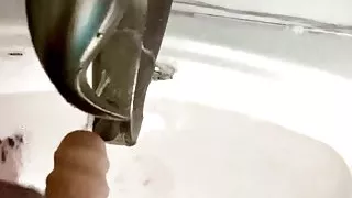 Freches Pissen mit meinem Stp-Gerät in meinem Bad FtM Trans Male Pissplay