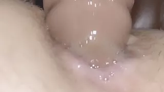 Schau, wie feucht ich von diesem Schwanz in meiner männlichen Muschi werde