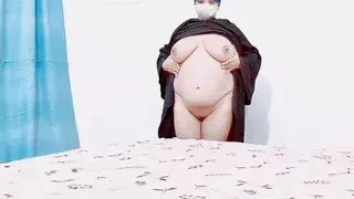 Muslimisches Niqab Mädchen mit großen natürlichen Titten masturbiert mit Spielzeug