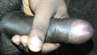 Indischer Junge masturbiert und massiert großen Schwanz