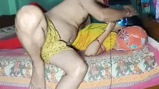 Bangali pinki vabi ko mast choda davor ne payer se.