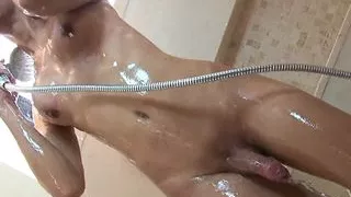 Thailändische Transe fickt ihren eigenen Anus mit Spielzeug