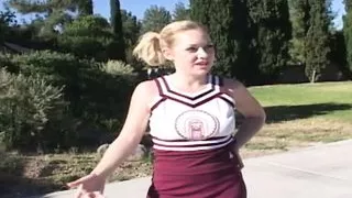 La bionda Cindy Loo viene scopata nella sua figa stretta