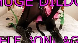 Sissy Maid Self Bondage mit riesigem Dildo im Bett