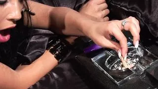 Heiße Brünette bekommt ihre Muschi beim Rauchen geleckt