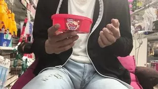 Hallo, Schatz, beobachte mich, während ich dieses leckere Bibs Crunch Eis esse, um mehr Sperma auf meinem Körper zu erzeugen.