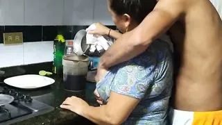 Brünette Frauen, Handarbeit, Küche, Latinasex, Reife Frauen, Lutschen