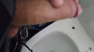 Junger Twink wichst und sperma in öffentlicher schmutziger Toilette