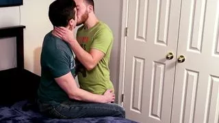 JockPussy - Hübscher Hengst probiert zum ersten Mal die Muschi eines Mannes aus