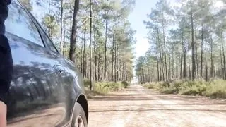 Exhibitionist zieht sich auf öffentlicher Straße aus und masturbiert seinen Schwanz mitten auf der Straße