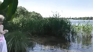 Anna Mai fickt am See mit Zuschauern! CREAMPIE