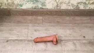 Julia zerquetscht deinen Schwanz mit ihren Fersen