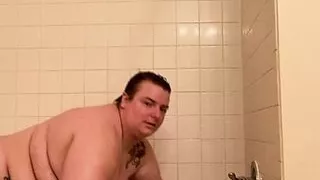 Fettbauch in der Dusche zeigen