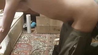 Schwuler fickt Arsch auf Doggy Style mit Dildo