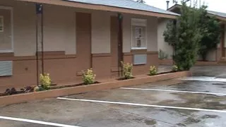 Junger blonder Mann erinnert sich, wie er die Schwänze seiner beiden Freunde lutschen durfte