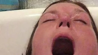 Mistress Wriggler hat den verrücktesten Orgasmus in der Badewanne