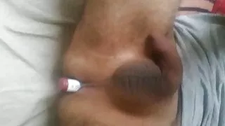 Ich stecke mir einen kleinen Freudenspender in den Arsch