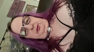 Mandy eine amerikanische MILF-Transe stöhnt laut, während sie mastrobiert und von einer Fickmaschine hart und tief gefickt wird, um damit zu spielen