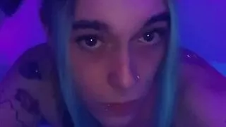 Sexy Schwarzlicht-Party-Mädchen in Rave-Dessous