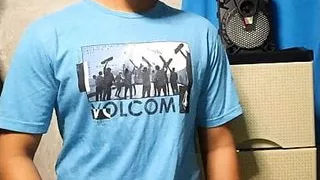 Junger Junge masturbiert in seinem Zimmer