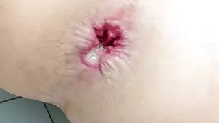 Das Femboy Arschloch ist mit Dildo gefüllt