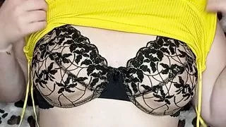 Ich ziehe mein Hemd aus, zeige meine Nippel, drücke meine Brüste zur Musik zusammen