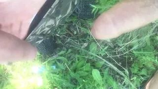 In public, we were eaten by mosquitoes, but we continued to fuck hot and leaked a lot of sperm