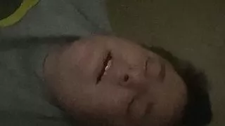 Schwaches Licht streichelt Ständer in Shorts