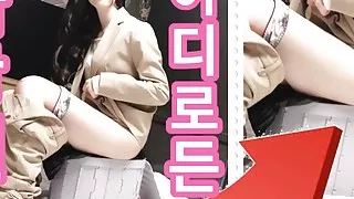 Can Japanese girl pee to portable toilets? Squirting masturbation with vibrators. uncensored