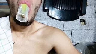 Do suza koliko dugo ga mogu u grlu