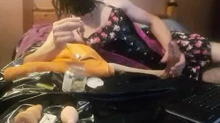 Vor der Show rauche ich eine Zigarette in meiner Sissy-Kleidung