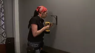 Mit ihrem dicken Titten besteigt sie den Kerl