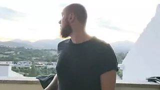 Nudist auf dem Balkon beim Wichsen.