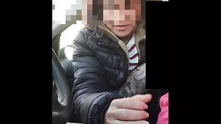 Verheiratete Frau lutscht meinen Schwanz und ihr Mann am Telefon