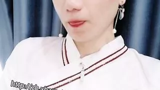 Miss Lyn performs masturbation in Han Costume