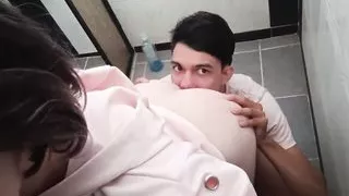 We Have Sex In The Bathroom Of My In-laws, They Suck My Ass Very Rich