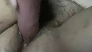 Fette haarige Muschi wird mit einem MASSIVEN Dildo gefickt!