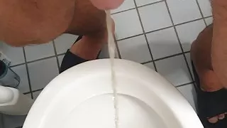 Meister Ramon pisst seinen goldenen Champagner in das heiße Satintop