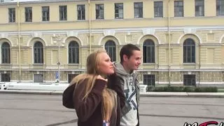 Nach der Promenade ist das Mädchen in der Stimmung für Analsex mit ihrem BF