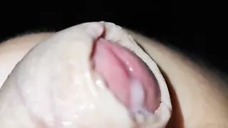Eine gefühlvolle Masturbationssession zu später Stunde und ein Cumshot in Zeitlupe.