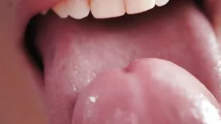 Schlampiger Blowjob von asiatischem Mädchen bekommt helles Sperma vom Frenulum lecken, Nahaufnahme, Pov, vertikales Video