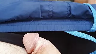 Meister Ramon massiert seinen göttlichen, verschwitzten Schwanz in seinen sexy Radlerhosen