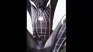Twink Spiderman beim Masturbieren seines großen Schwanzes erwischt