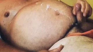 Eine Menge Sperma auf meinem Bärenbauch!